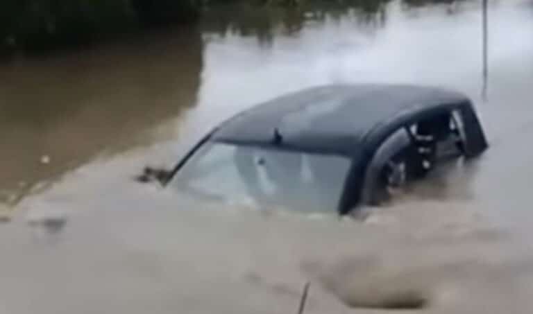 Σοκαριστικό βίντεο: H ΕΜΑΚ διέσωσε οικογένεια από πλημμυρισμένο δρόμο στη Λακωνία