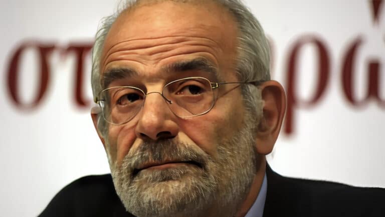 Καταπέλτης ο Αλέκος Αλαβάνος για τον Αλέξη Τσίπρα: «Έπρεπε να γονατίσει και να ζητήσει συγγνώμη από τους Έλληνες»