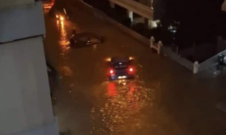 Κακοκαιρία «Byron»: Αυτοκίνητα παρασύρθηκαν από τα νερά και έγιναν… βάρκες στον Άλιμο