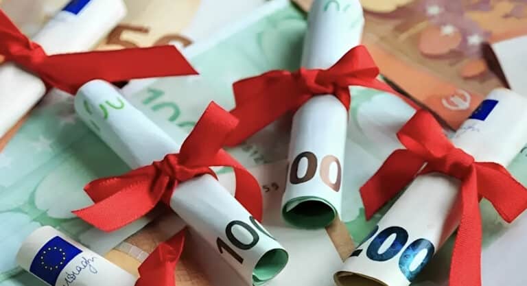 Δώρο Χριστουγέννων 2025: Τι ισχύει για τους μισθωτούς του ιδιωτικού τομέα