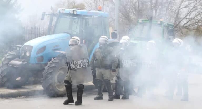 Θεσσαλονίκη: Κοινή δικογραφία για αγρότη που κινήθηκε με τρακτέρ κατά των ΜΑΤ και για τον τραυματισμό αστυνομικού με πέτρα