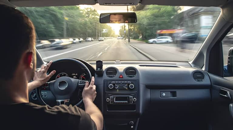 Κώδικας Οδικής Κυκλοφορίας: Πρόστιμα έως 350 ευρώ για συγκεκριμένα αξεσουάρ – Τι να προσέξετε