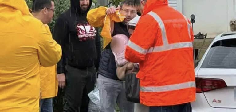 Κακοκαιρία Byron: Εντυπωσιακή διάσωση μητέρας και βρέφους από την πλημμυρισμένη Μάνδρα – Δείτε βίντεο