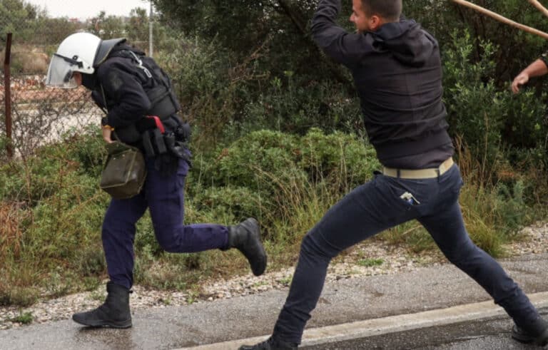 Αγρότης κατά αστυνομικού με την… κατσούνα – Η φωτογραφία από τα Χανιά που έγινε viral