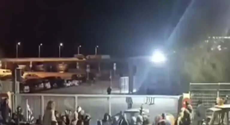 Μυτιλήνη: Αγρότες εμπόδισαν τους επιβάτες να μπουν στο πλοίο «Διαγόρας» – Αναχώρησε από το λιμάνι άδειο