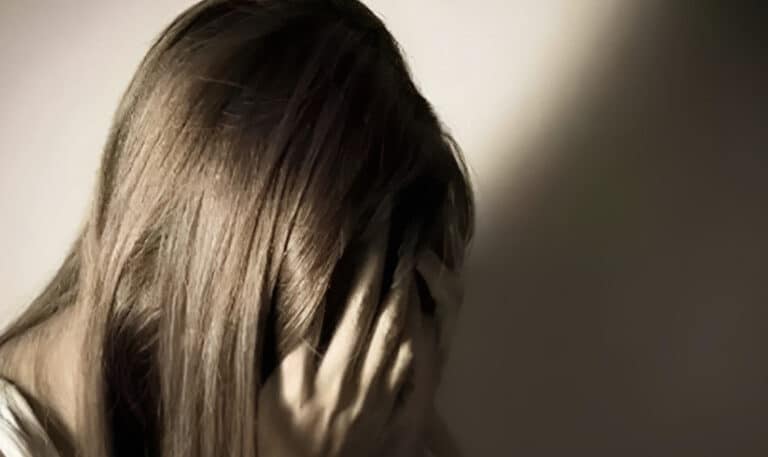 Καματερό: Άνδρας κυνηγούσε μαθήτριες με μαχαίρι για 20 ολόκληρα λεπτά – Συνελήφθη από την αστυνομία