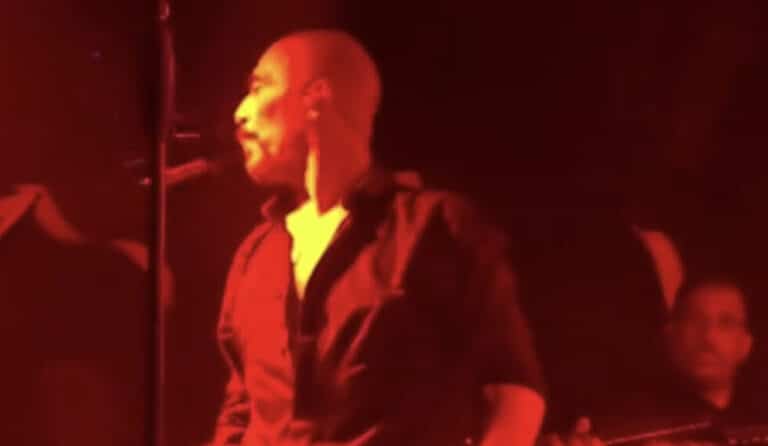 Σάλος με τον Βαλάντης: Έφτυσε τους μουσικούς του στην πίστα – Πως το δικαιολόγησε