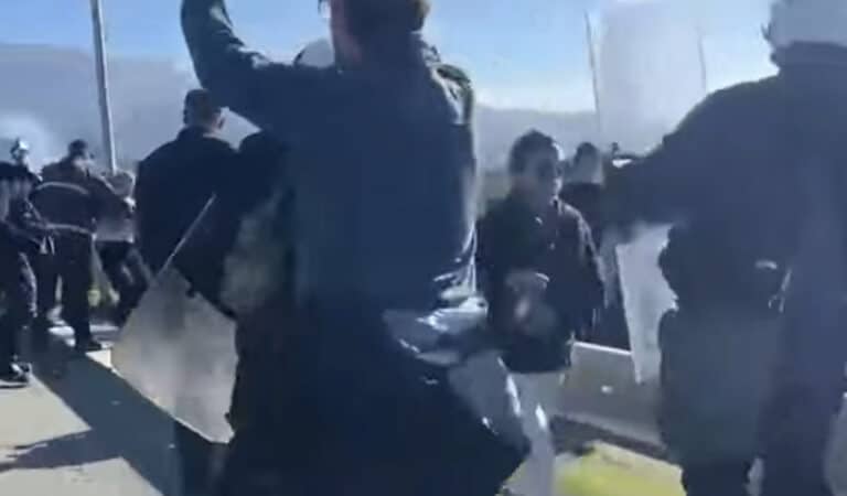 Ξύλο με μαγκούρες και χημικά μεταξύ αγροτών και αστυνομικών στο μπλόκο του Ρίου – Αντιρρίου