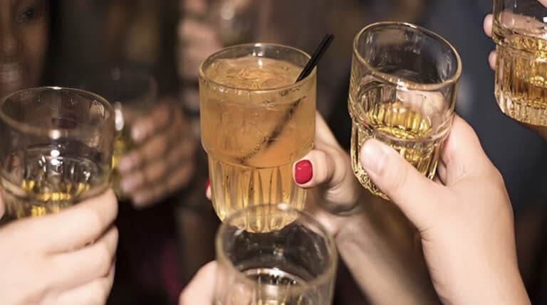 Προσοχή: Πασίγνωστο ποτό στην Ελλάδα περιέχει σπασμένα γυαλιά