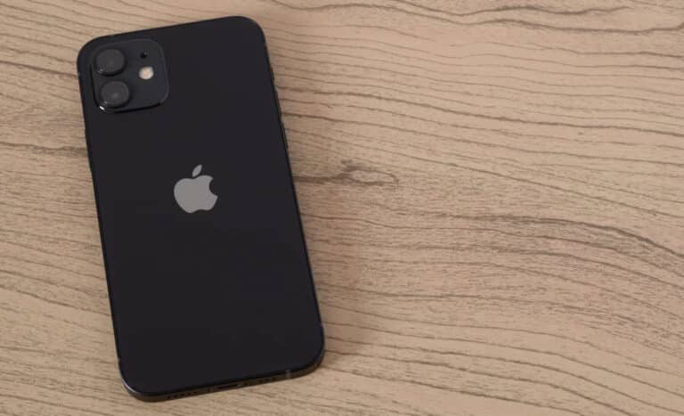 Γιατί πρέπει πάντα να είναι το κινητό σου με την οθόνη προς τα κάτω όταν το αφήνεις στο τραπέζι