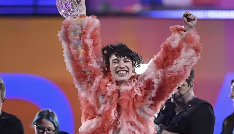Το Nemo στέλνει πίσω το τρόπαιο που κέρδισε στην Eurovision