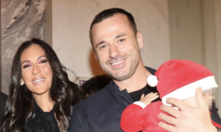 Ανθή Βούλγαρη: Στο άναμμα της Χριστουγεννιάτικης παρέλασης με τον σύζυγό της και τον γιο τους