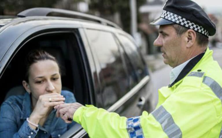 Κι όμως γίνετε: Έτσι θα ξεγελάσετε το αλκοτέστ και δεν θα σας γράψουν