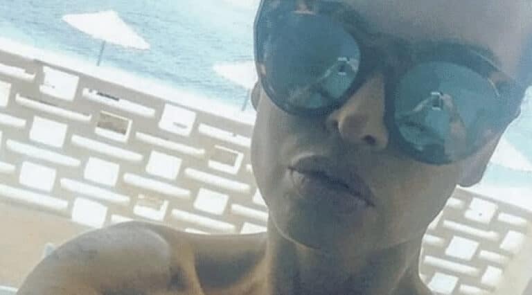 Σοκάρει η αποστεωμένη φωτογραφία πασίγνωστης Ελληνίδας με μαγιό. Τι ακριβως συμβαίνει;