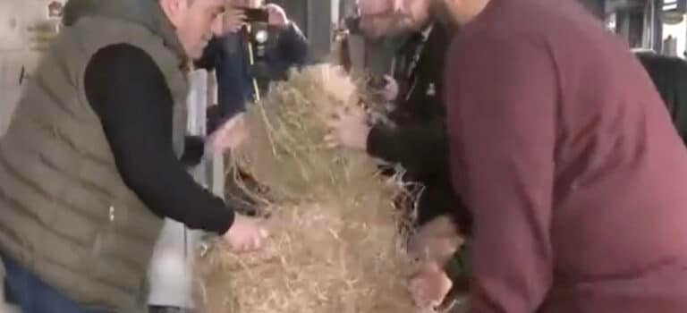 Αγρότες πέταξαν σανό έξω από τα γραφεία βουλευτών της ΝΔ στη Λάρισα