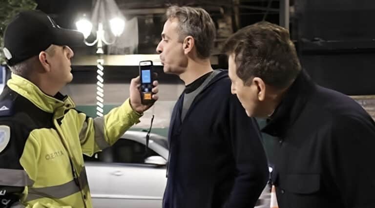 Χαμός με την φωτογραφία του Μητσοτάκη – Γιατί έκανε αλκοτέστ πεζός;