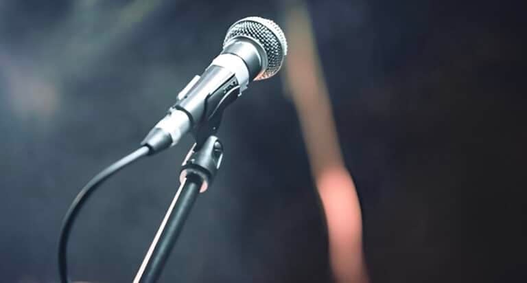 Ποιος είναι ο τραγουδιστής που τον κατηγορούν για σeξουαλική κακοποίηση – Το προφίλ του