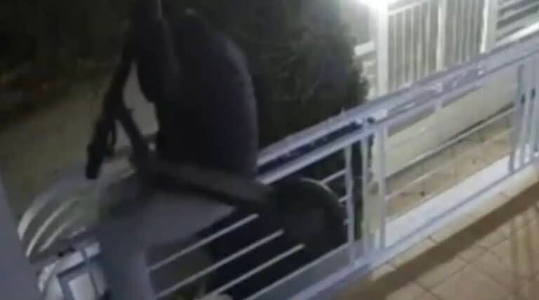 Βάρη: Πήγε να κλέψει πατίνι από μπαλκόνι και έπεσε πίσω – Το βίντεο του απρόσεκτου κλέφτη