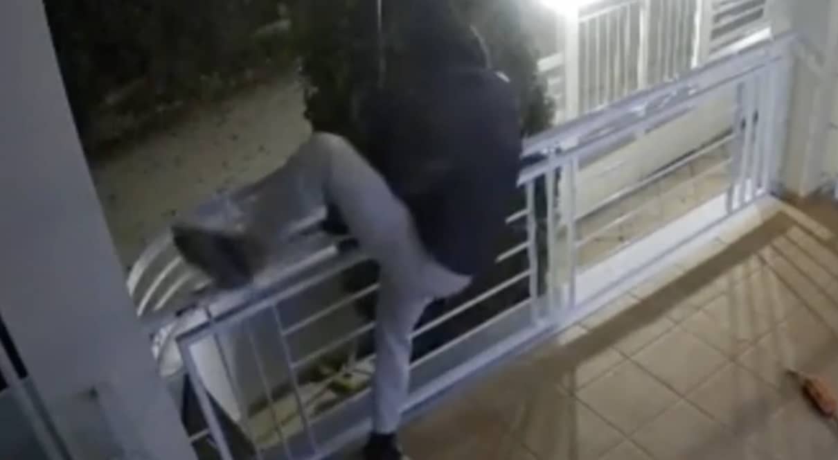 Βάρη: Πήγε να κλέψει πατίνι από μπαλκόνι και έπεσε πίσω – Το βίντεο του απρόσεκτου κλέφτη 1 stigmiotypo othonis 2025 12 15 18.38.05