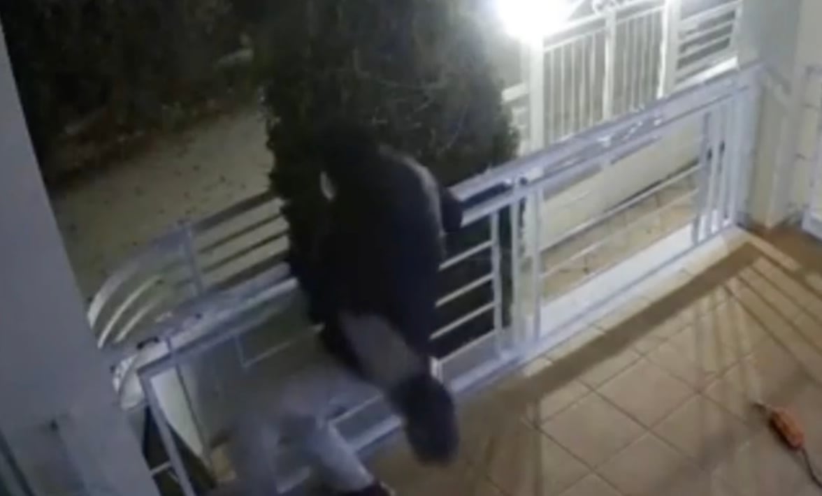 Βάρη: Πήγε να κλέψει πατίνι από μπαλκόνι και έπεσε πίσω – Το βίντεο του απρόσεκτου κλέφτη 2 stigmiotypo othonis 2025 12 15 18.38.21