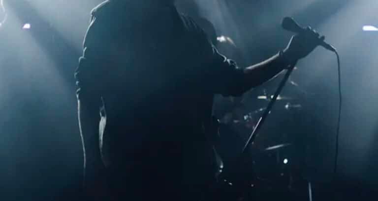 Η πρώτη αντίδραση του δημοφιλούς τραγουδιστή μετά τις πληροφορίες για καταγγελίες περί ασέλγειας