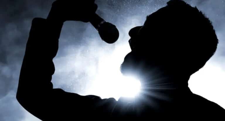 Ασέλγεια στο καμαρίνι καταγγέλλει συνάδελφος του γνωστού τραγουδιστή – Τι ισχυρίζεται ο δεύτερος καταγγέλλων