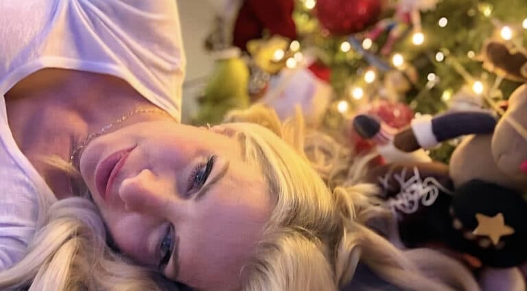 Χαμός με το Χριστουγεννιάτικο δέντρο της Μενεγάκη – Έβαλε στολίδι με το… πρόσωπο της