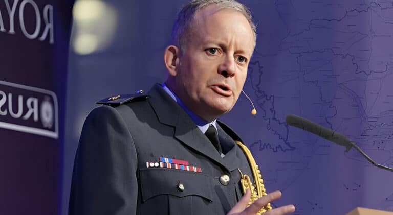 Aρχηγός των Ενόπλων Δυνάμεων Βρετανίας: «Οι γιοι και οι κόρες μας να ετοιμαστούν να πολεμήσουν»