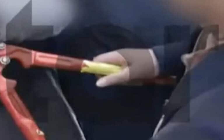 Σοκαριστικό βίντεο: Καθηγητής έπιασε τα δάχτυλα μαθητή με κόφτη σε κατάληψη στο Χαλάνδρι – «Βγάλ’το με πονάει»