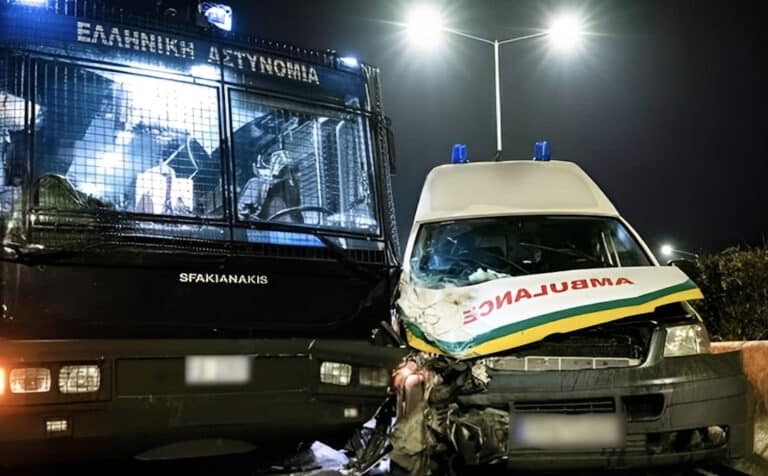 Ατύχημα-σοκ: Ασθενοφόρο έπεσε πάνω σε γεμάτη κλούβα της Αστυνομίας