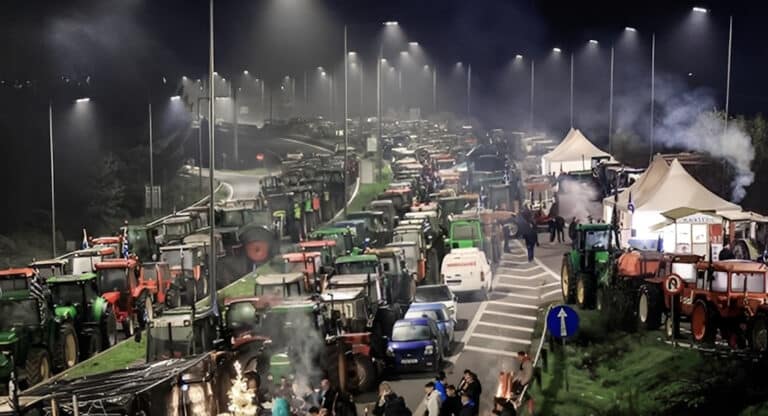 Πάνε για κλιμάκωση μετά τις γιορτές οι αγρότες: «Δεν μας φοβίζουν οι απειλές των εισαγγελέων» λένε για τα διόδια