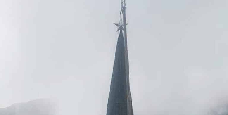 Το μεγαλύτερο χριστουγεννιάτικο δέντρο της Ευρώπης φωταγωγείται στο φαράγγι της Σαμαριάς