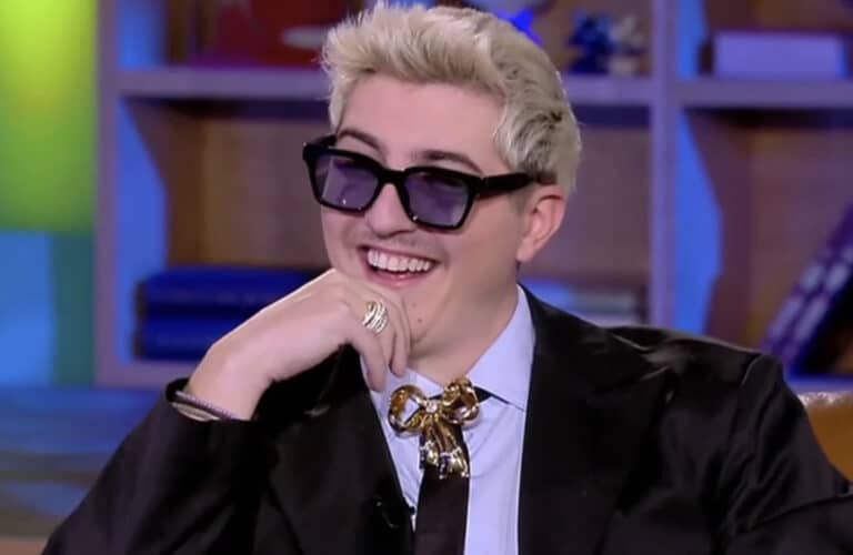 Όχι δεν είναι ο Νίνο, είναι πασίγνωστος ανερχόμενος Έλληνας τραγουδιστής ετών 30