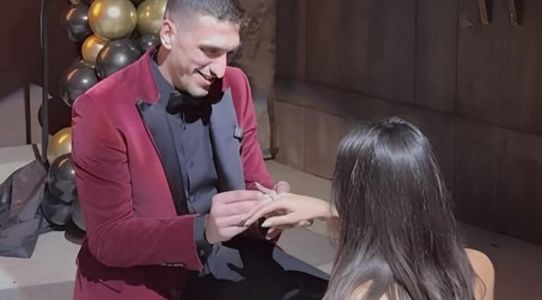 Ο καλαθοσφαιριστής Γιαννούλης Λαρεντζάκης έκανε την πιο ρομανική πρόταση γάμου στην αγαπημένη του