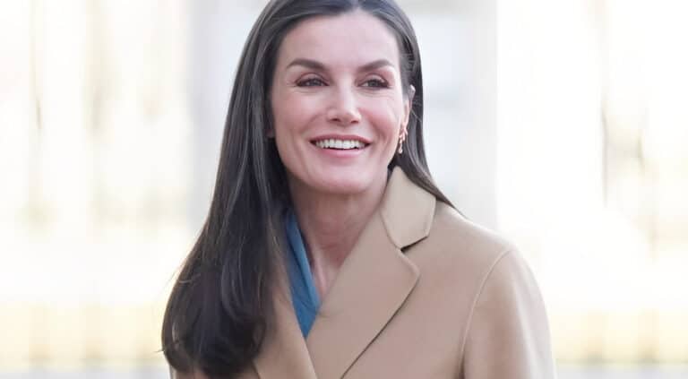 Ξέχνα το φουσκωτό μπουφάν: Το μάλλινο παλτό των Zara που ξεχωρίζει τον φετινό χειμώνα με τον «κόμπο Λετίθια»