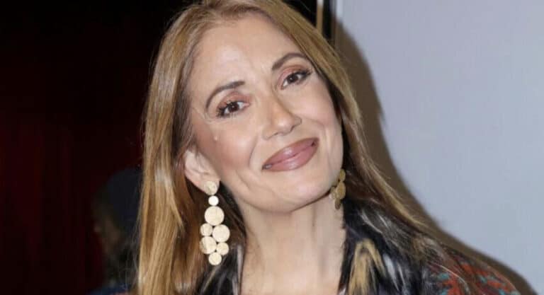 Γιώτα Τσιμπρικίδου: Ποζάρει σε χριστουγεννιάτικο δέντρο και αποκαλύπτει ότι είναι έγκυος – Το φύλο του μωρού