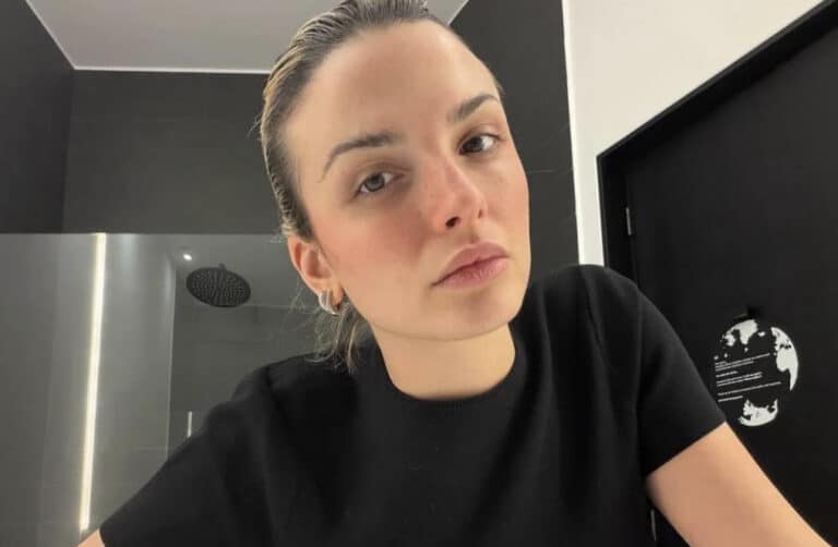 Πασίγνωστη ανερχόμενη Ελληνίδα τραγουδίστρια ποζάρει χωρίς μακιγιάζ και είναι αγνώριστη και πιο όμορφη