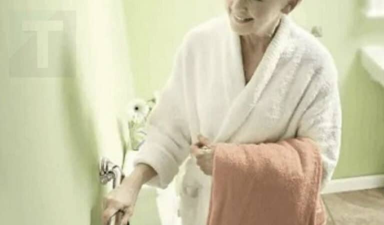 Γιατί το καθημερινό ντους μετά τα 65 μπορεί να κάνει περισσότερο κακό παρά καλό