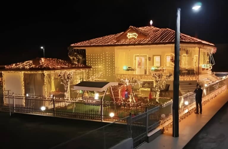 O κύριος Γιάννης στόλισε το σπίτι με 20.300 λαμπιόνια για τη σύζυγό του που λάτρευε τα Χριστούγεννα