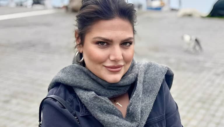 Δανάη Μπάρκα: Στην Καλαμάτα με τον 2 μέτρα κούκλο σύντροφό της – Η κοινή φωτογραφία και οι ξέγνοιαστες στιγμές