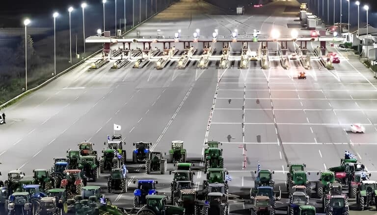 Μπλόκα αγροτών: Μετ’ εμποδίων η μεγάλη έξοδος των εκδρομέων για τις γιορτές – Ο οδικός χάρτης των κινητοποιήσεων