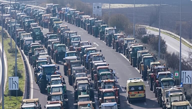 «Γολγοθάς» η έξοδος των Χριστουγέννων: Οι αγρότες βάζουν στην άκρη τα τρακτέρ, «αναβρασμός» στην Τροχαία – Χάρτες «επιβίωσης»