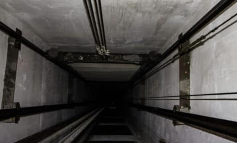 Σοκ σε σούπερ μάρκετ στα Ιλίσια: Συντηρητής δίνει μάχη για τη ζωή του μετά από φρικτό ατύχημα με ασανσέρ