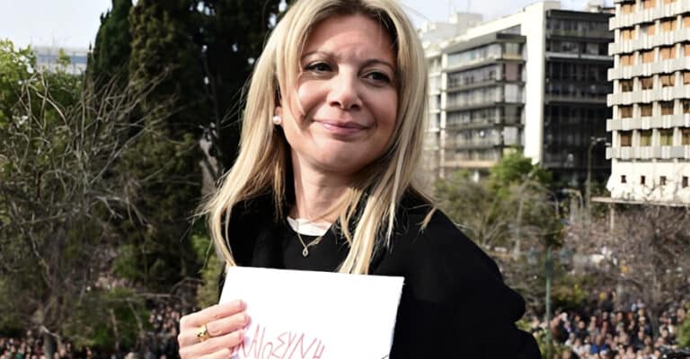 Η Καρυστιανού προελαύνει και οι πολιτικοί παρελαύνουν δίπλα της – Ποιος πρώην πρωθυπουργός τάσσεται στο πλευρό της