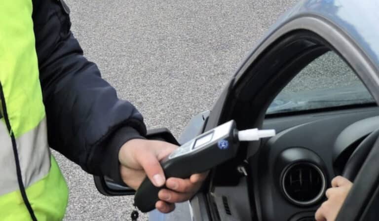 Οδήγηση και αλκοόλ: Με πόσα ποτά «γράφει» το αλκοτέστ – Τι ισχύει για μπύρα, κρασί και ουίσκι