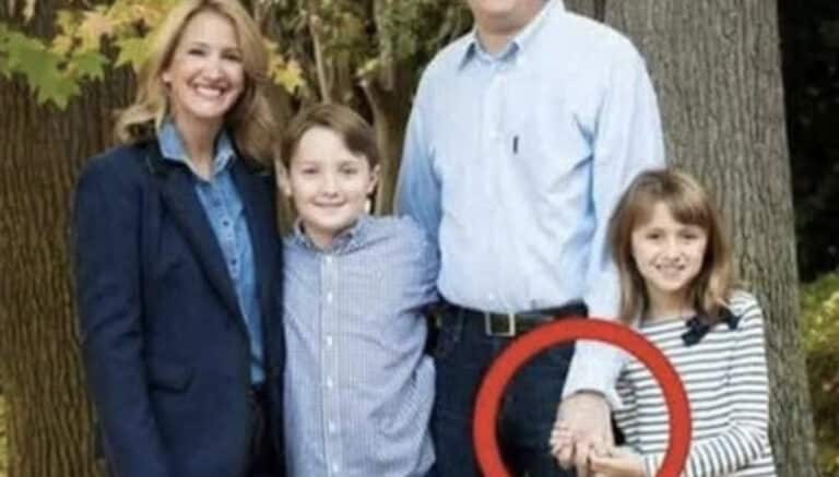 Νόμιζε πως ήταν ένα αθώο στιγμιότυπο — μέχρι που μια πιο προσεκτική ματιά αποκάλυψε ένα σοκαριστικό μυστικό που γκρέμισε όλα όσα πίστευε