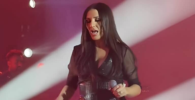 Έξαλλη η Ιουλία Καλλιμάνη – Θαμώνας της πέταξε λουλούδια με νερό στο πρόσωπο