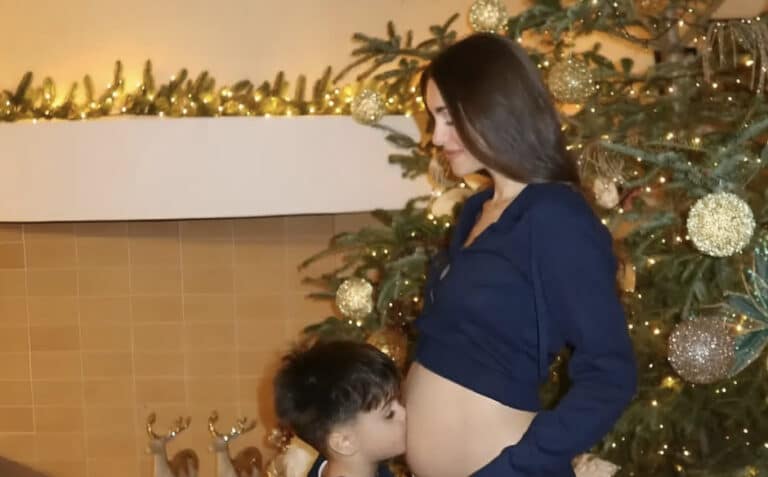 Έγκυος γνωστή Ελληνίδα: Η ανακοίνωσή ανήμερα των Χριστουγέννων και οι φωτος με φουσκωμένη κοιλιά