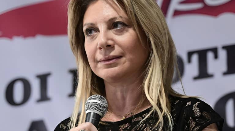 Ραγδαίες πολιτικές εξελίξεις: Ποιος πασίγνωστος Έλληνας επιχειρηματίας είναι μαζί με την Μαρία Καρυστιανού