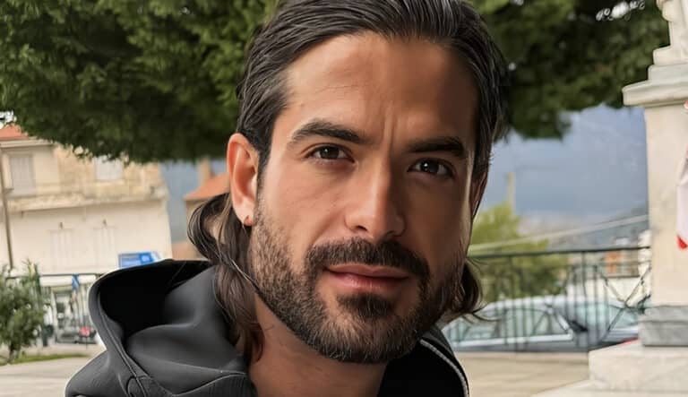 Ελεύθερος o Άρης Μουγκοπέτρος μετά τη μήνυση της συζύγου του – «Συγγνώμη στα παιδάκια μου, δεν έχω να πω τίποτα για τη μητέρα τους»